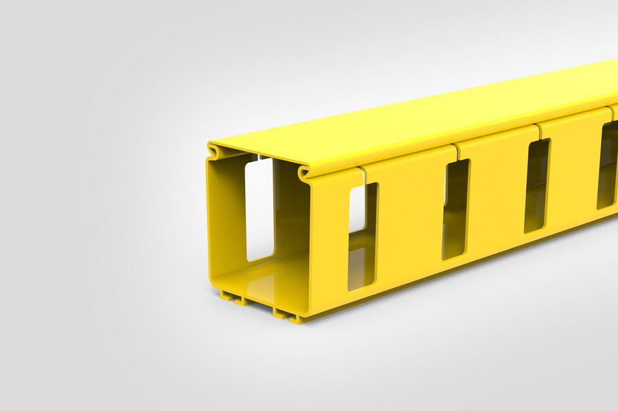 Geschlitzter Kanal 100x100 mm mit Schlitzen im Abstand von 100 mm.